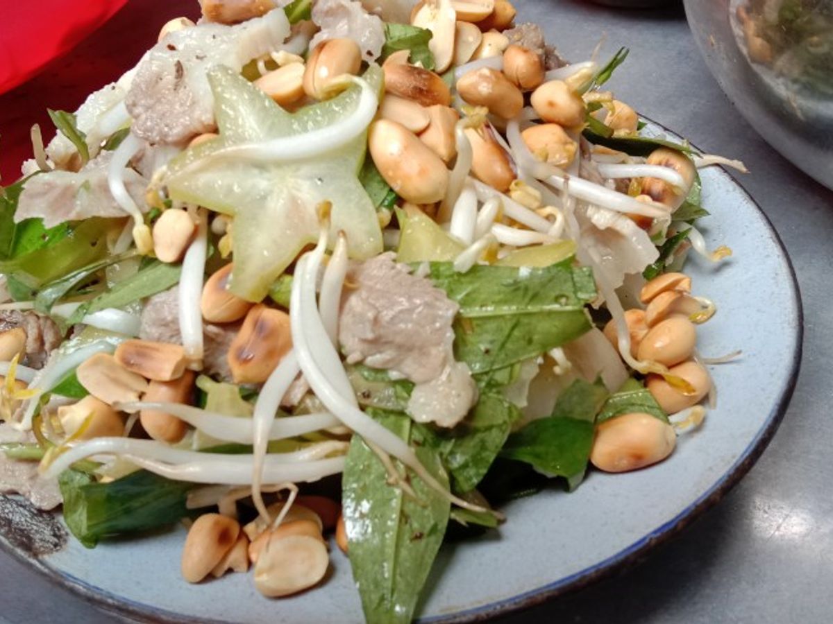 Nộm thịt heo, giá đỗ, rau răm