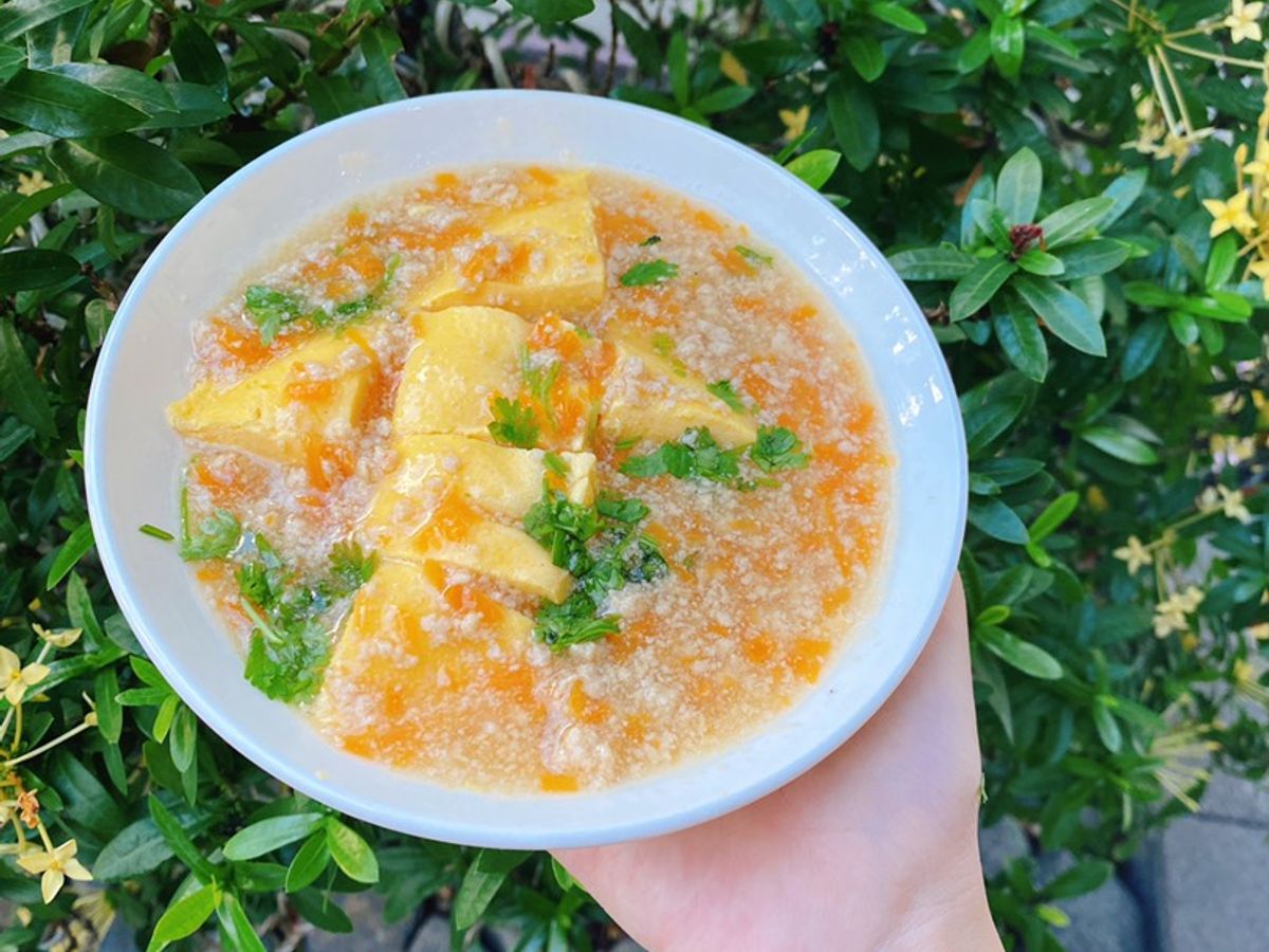 Trứng hấp sốt tôm thịt cho bé