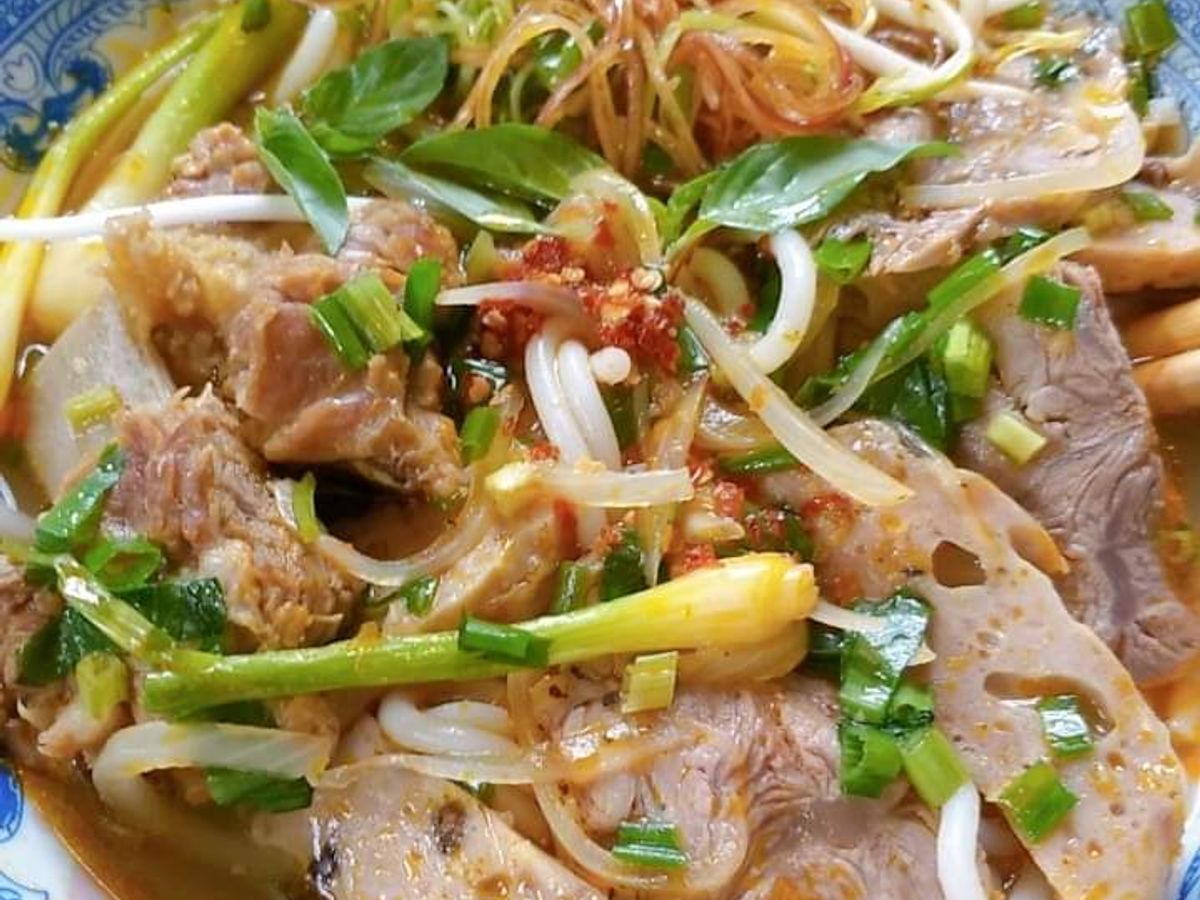 Bún Bò Huế (Bắp bò,sườn bò và chả lụa)