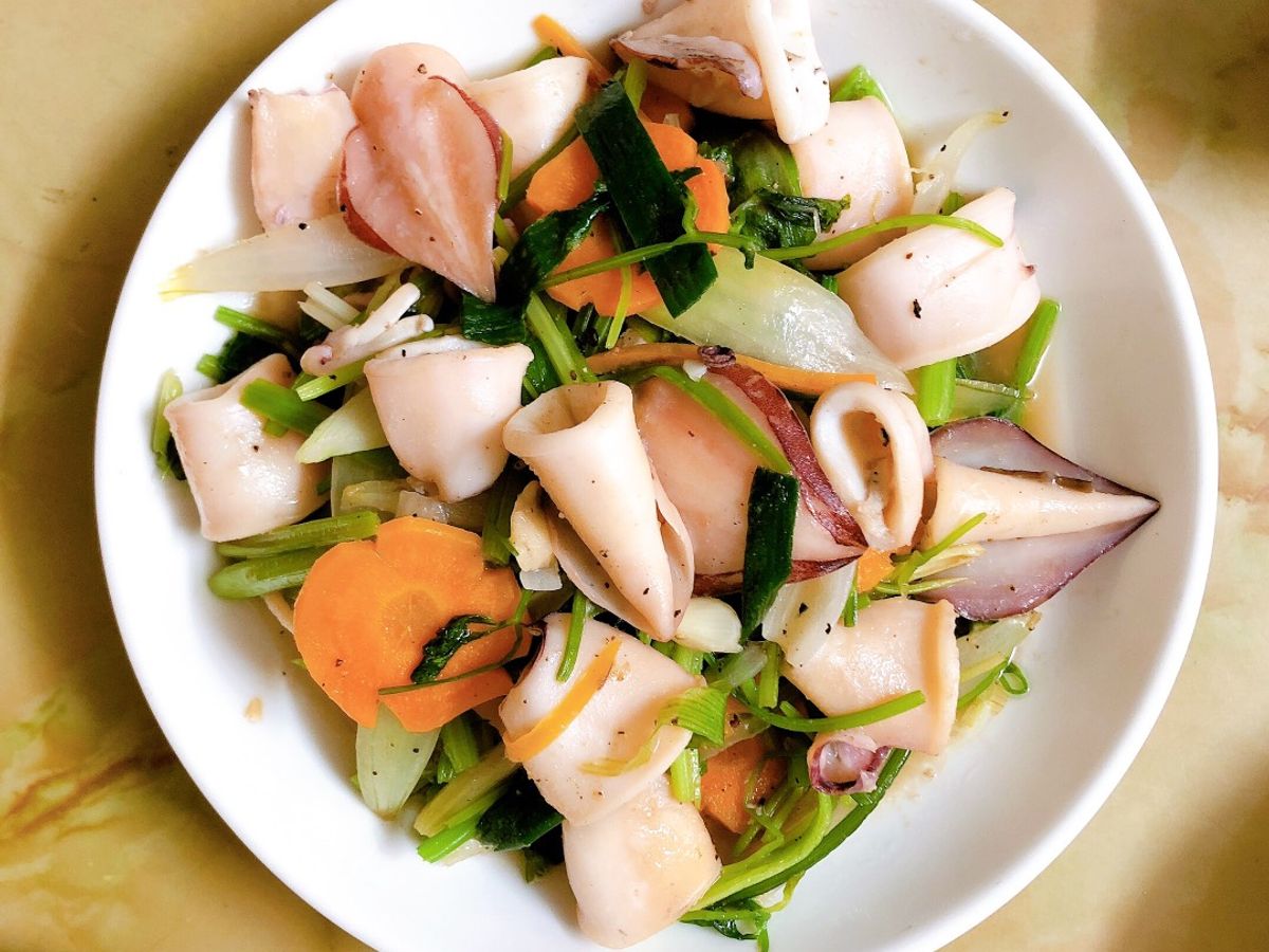 Mực xào cần tỏi tây