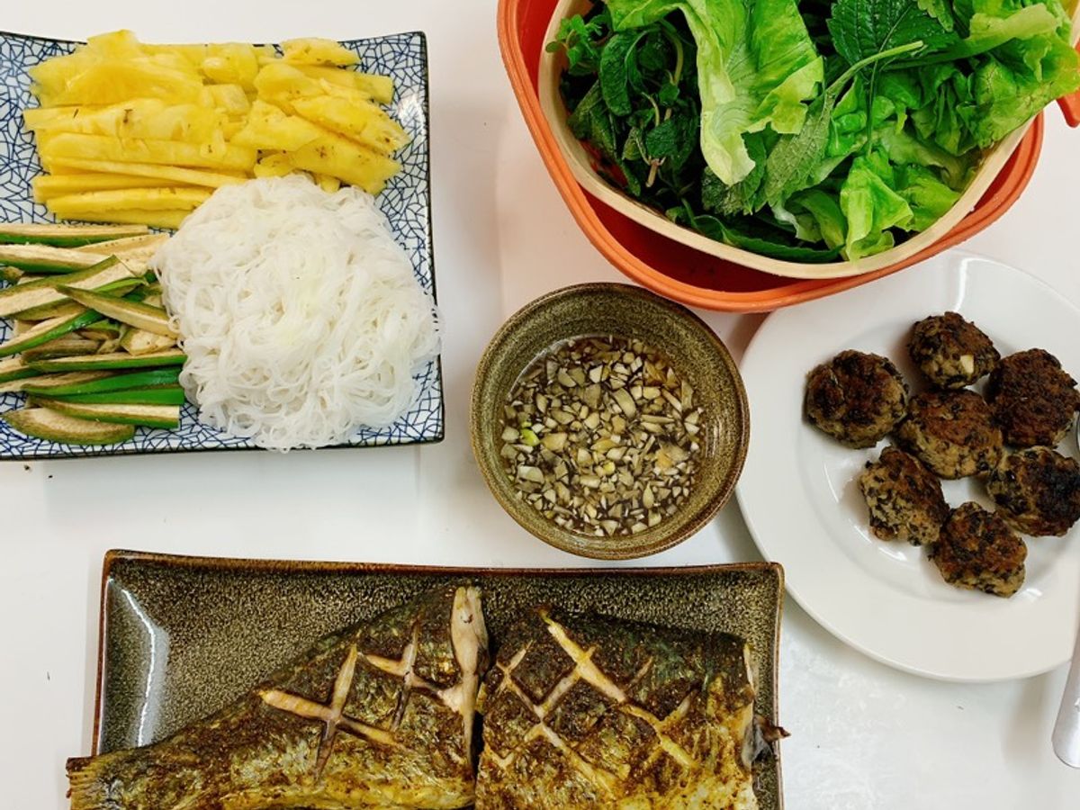 Cá nướng cuốn rau