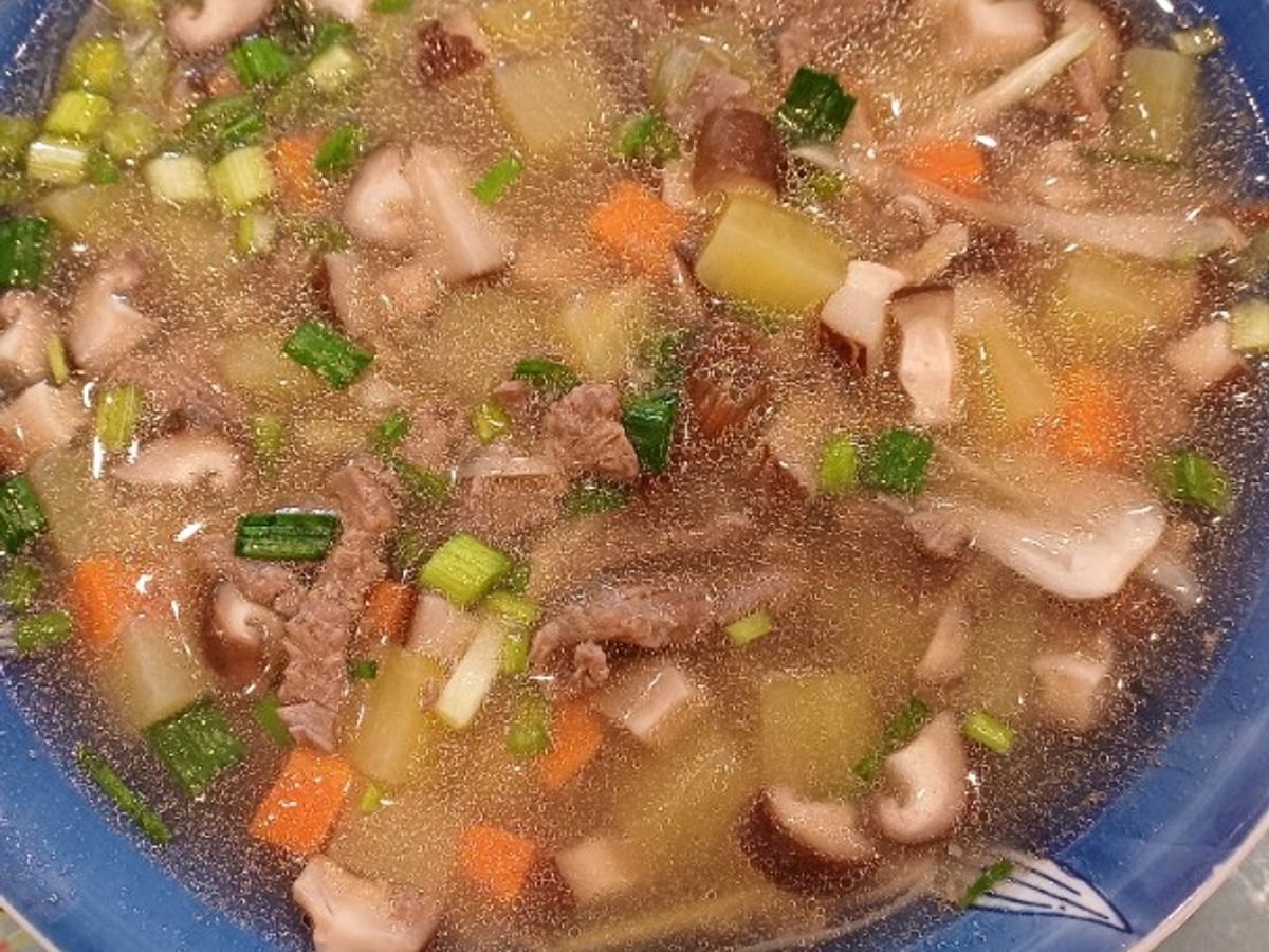 Canh thịt bò bằm nấu nấm hương tươi, khoai tây, cà rốt