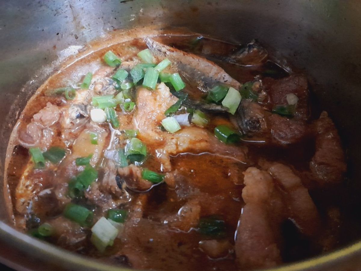 Cá nục nhí kho thịt vai heo