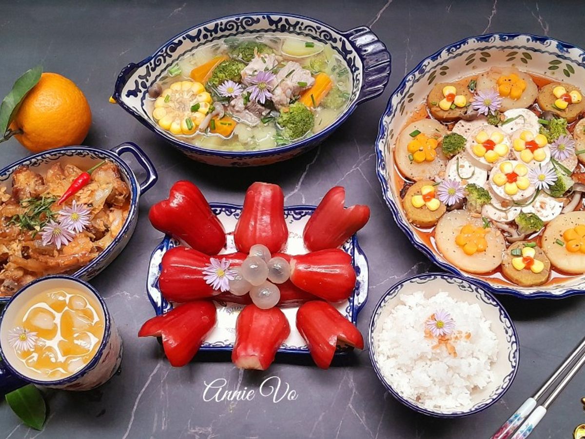 Mâm cơm đầy màu sắc