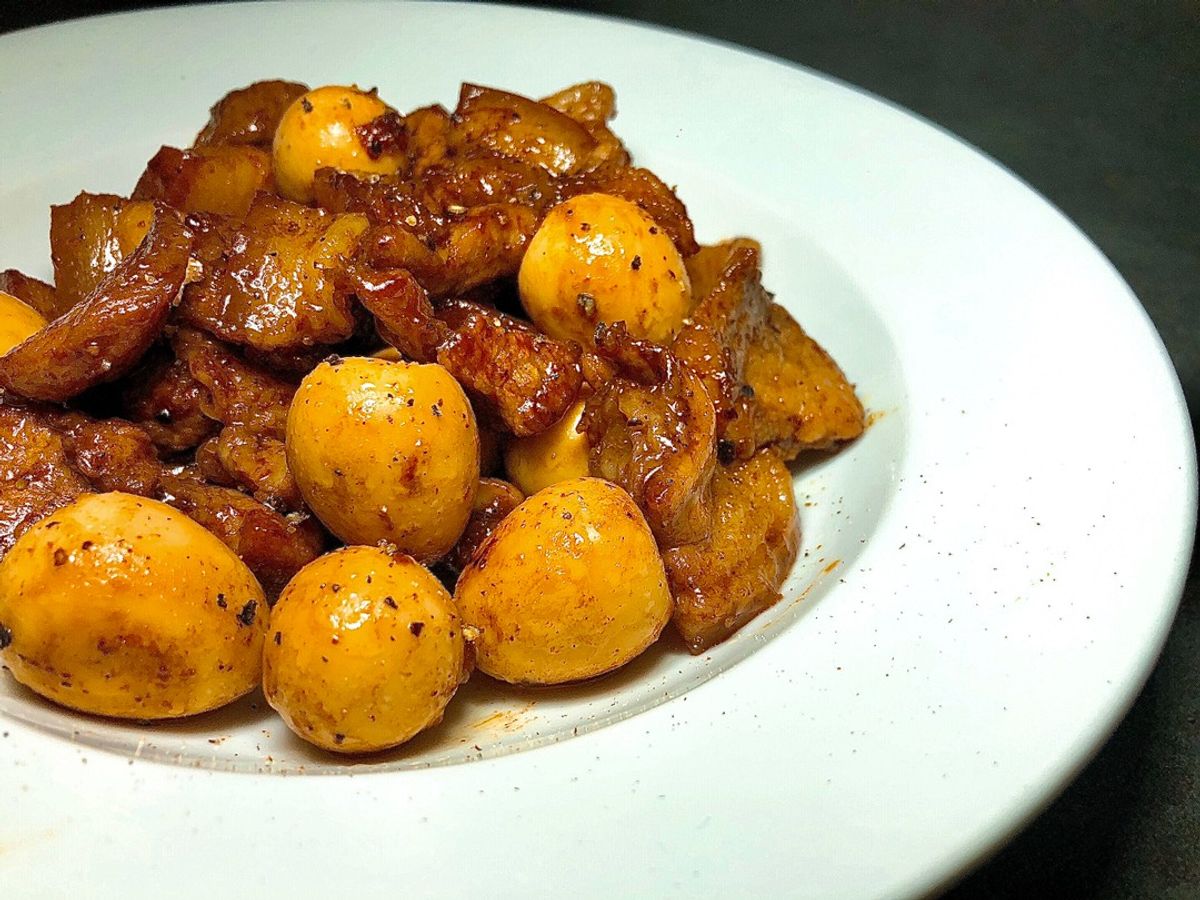 Thịt Kho Tiêu Với Trứng Cút