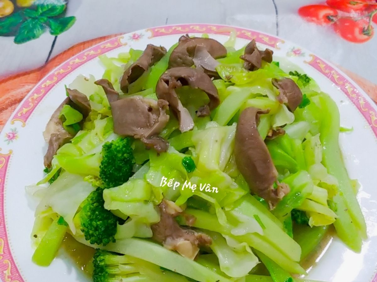 Tim heo xào bông cải xanh,su su và bắp cải