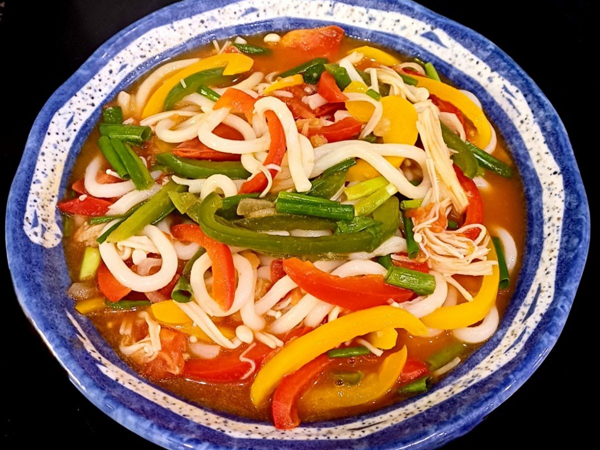 Mì udon nấu cà chua, ớt chuông, nấm kim châm