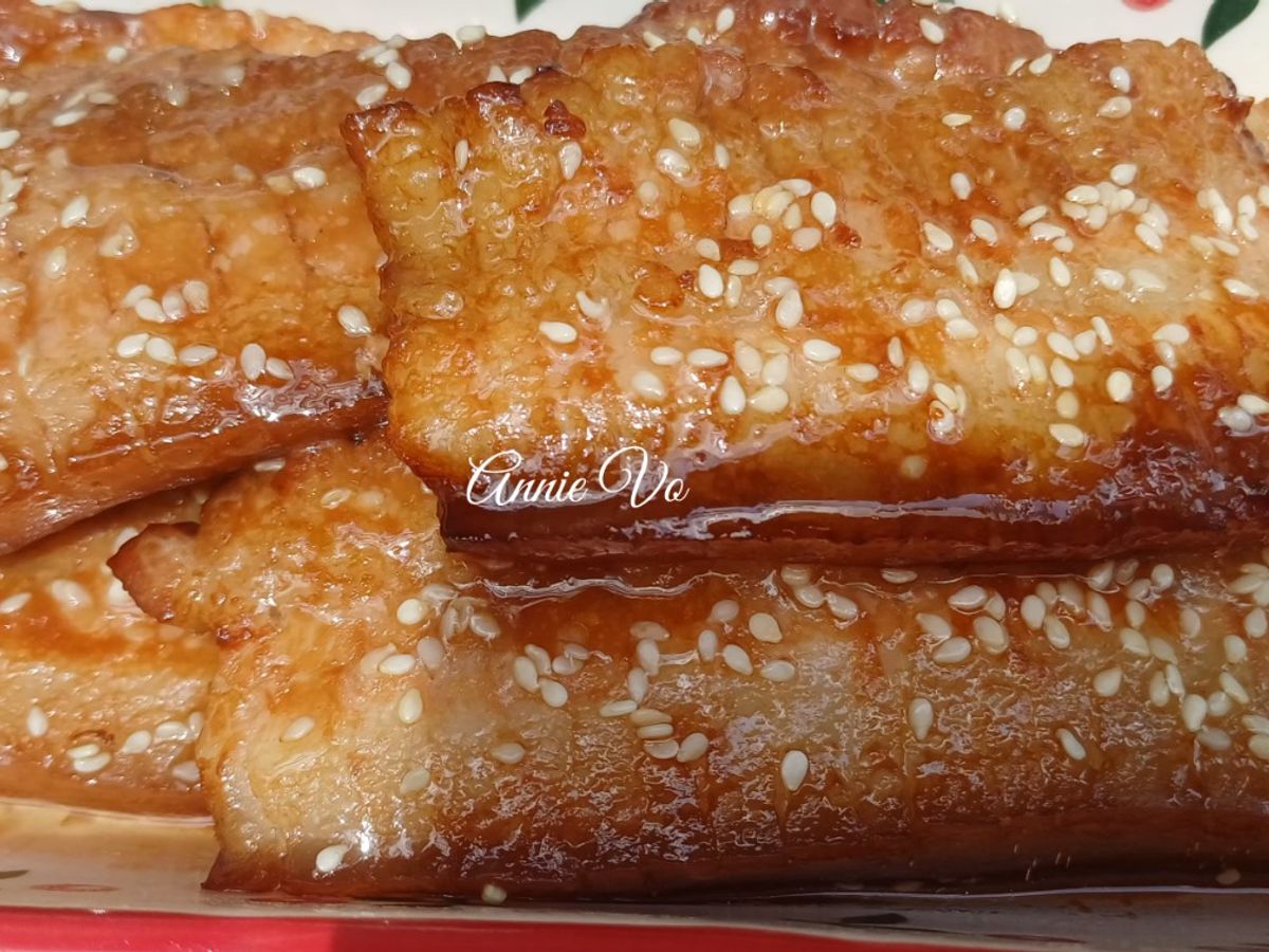 Thịt ba rọi khứa nướng mè