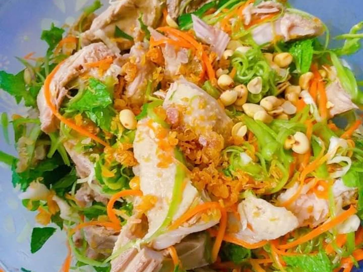 Gỏi vịt rau muống bào và bắp cải