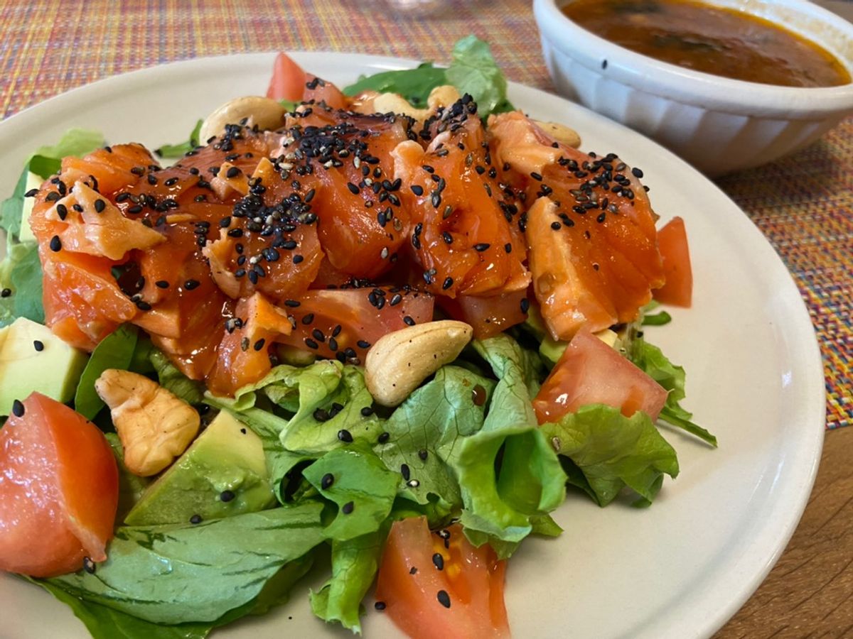 Salad cá hồi chín tái sốt teriyaki (Salad with medium-rare teriyaki salmon)