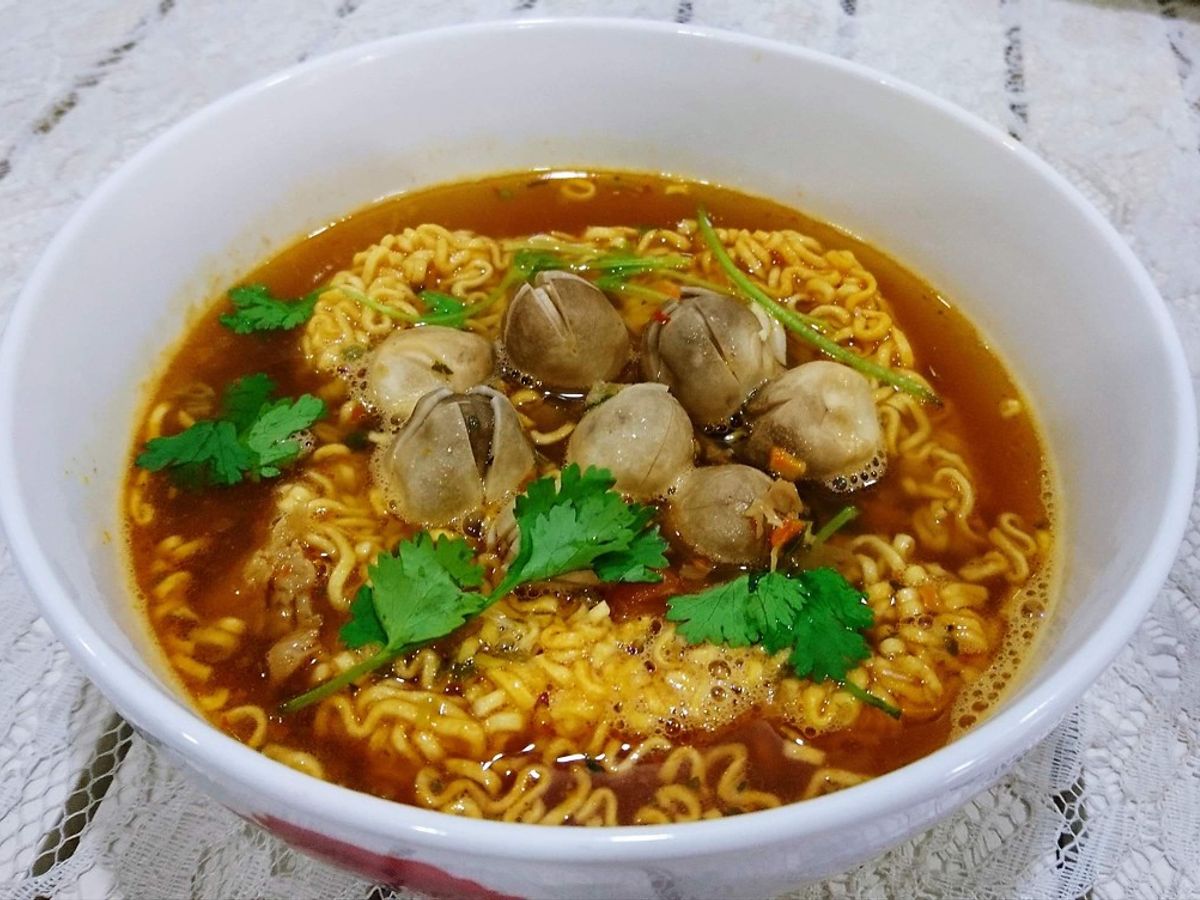 Mỳ gói nấu nấm rơm chay