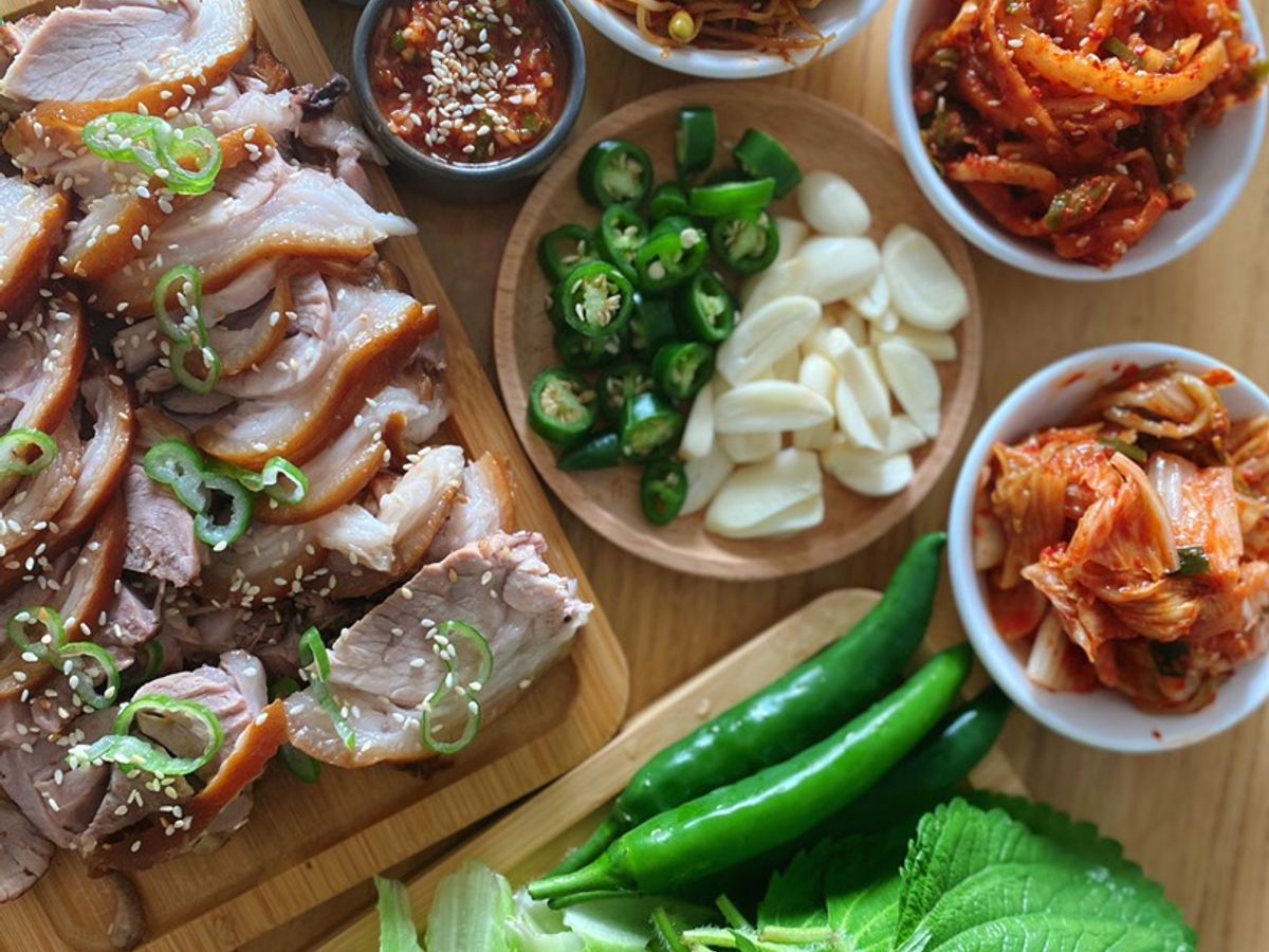 Giò heo hầm thảo mộc Hàn Quốc