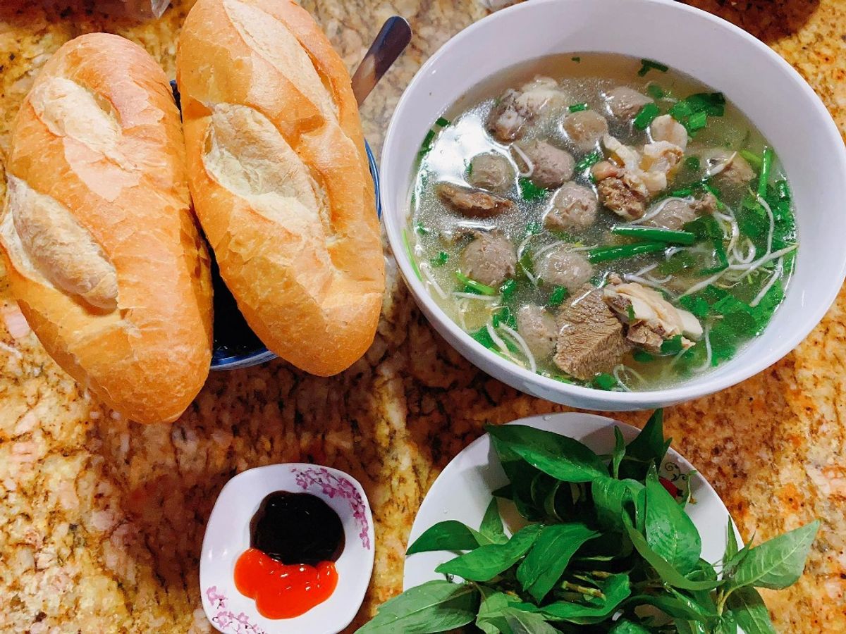 Sườn bò, bò viên hầm ăn với bánh mì