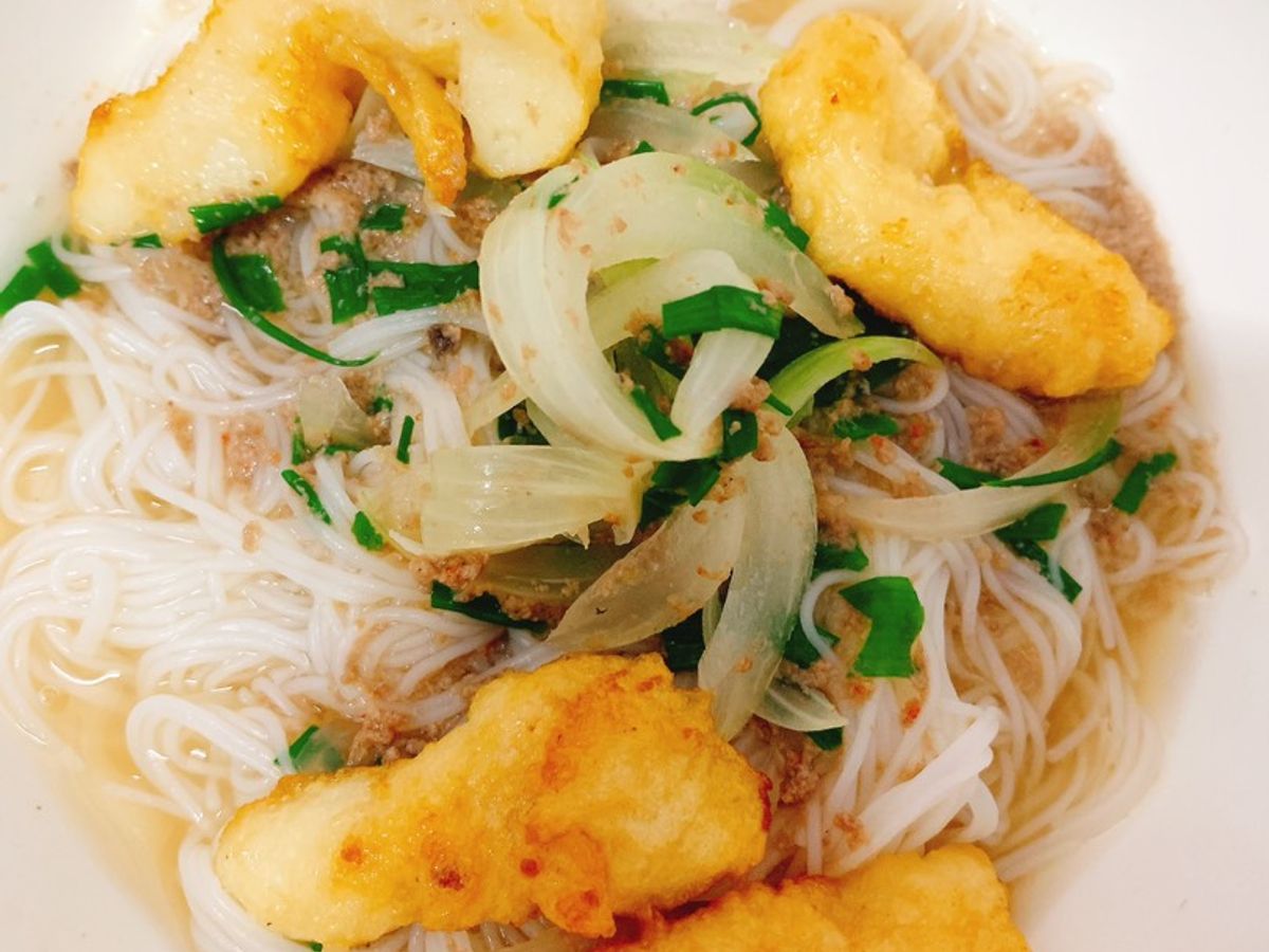 Bún cua chả mực ăn sáng