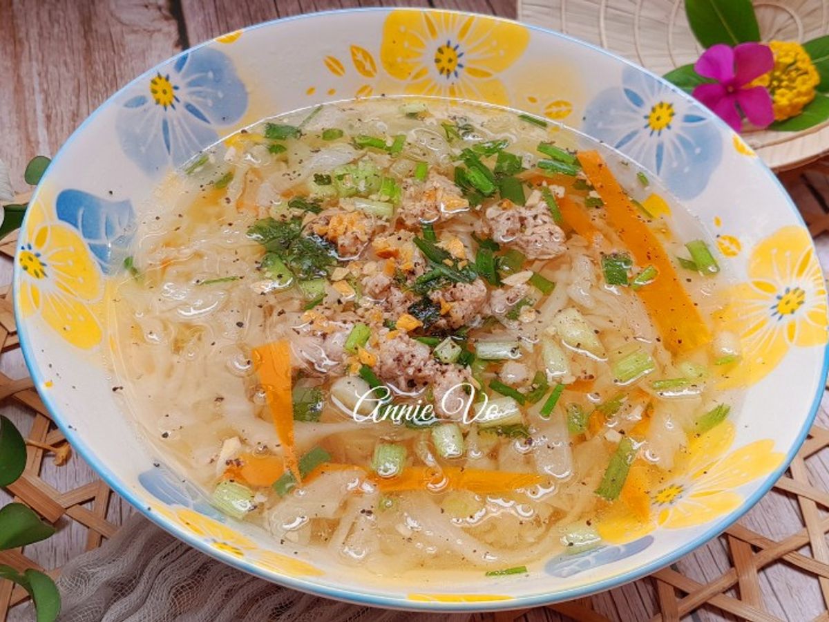 Canh bắp cải cà rốt nấu thịt