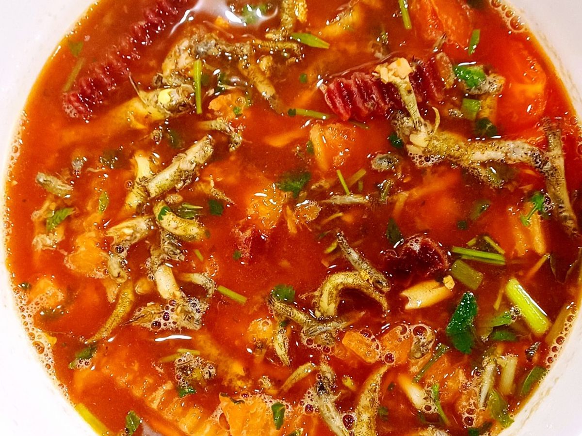 Canh cá bống mũn nấu su hào, củ dền