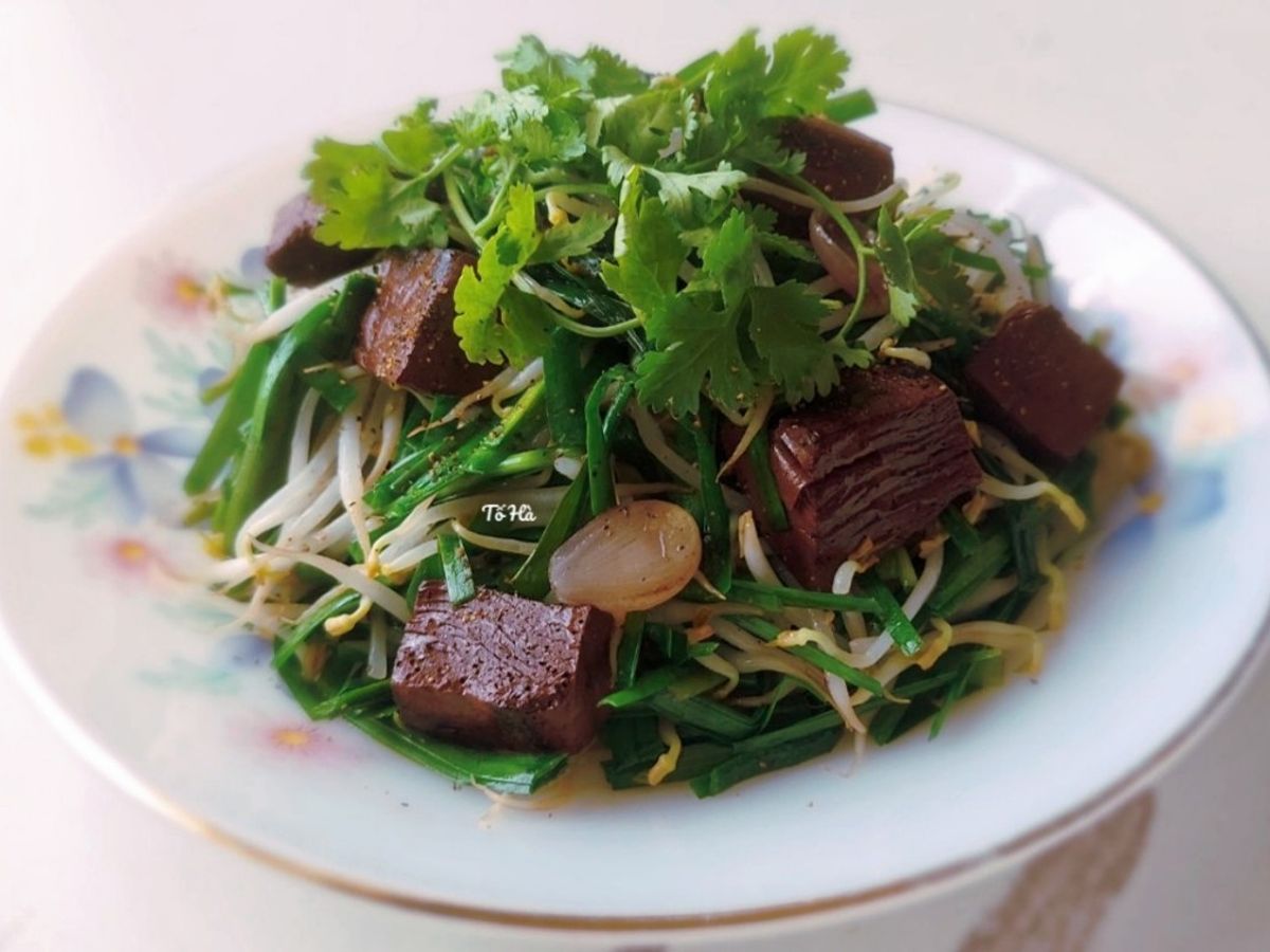 Huyết HEO xào giá hẹ