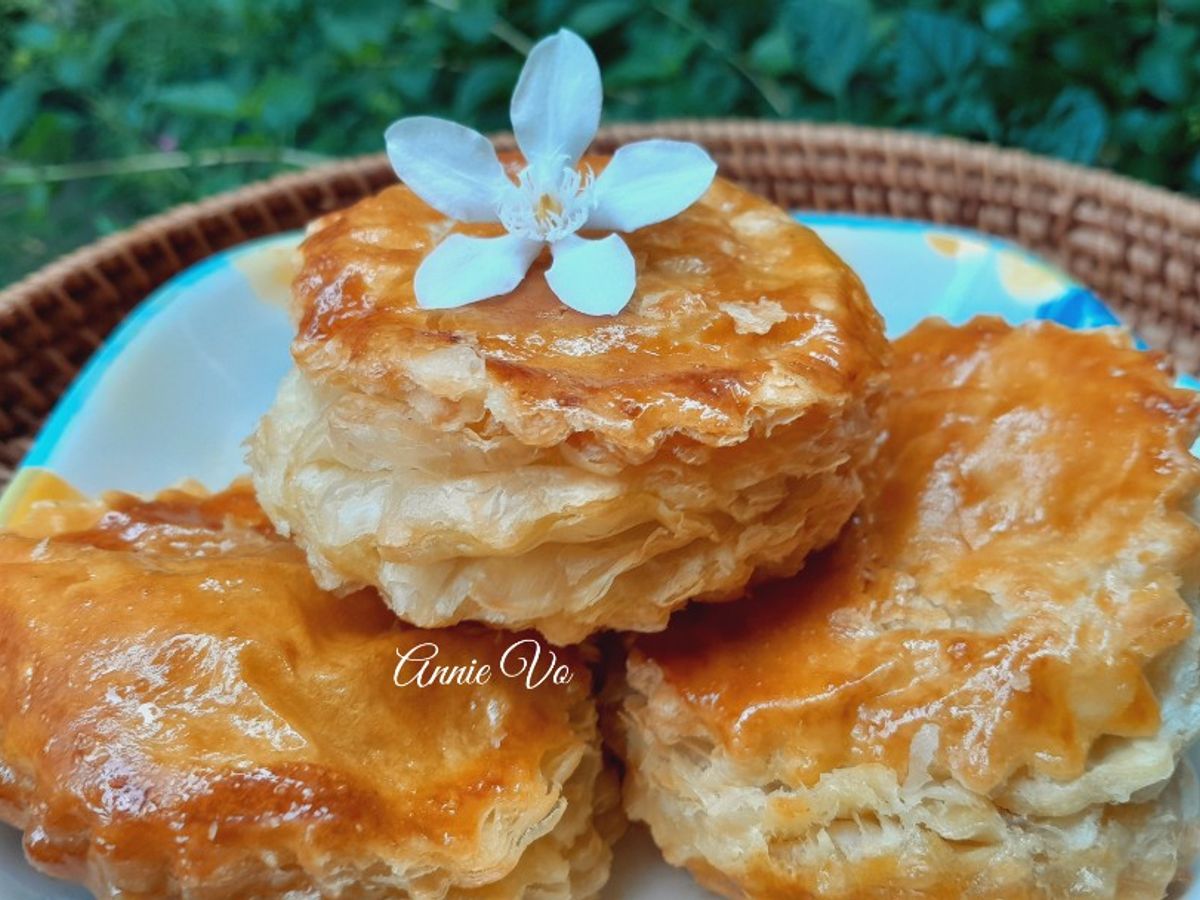 Bánh pateso nhân thịt trứng