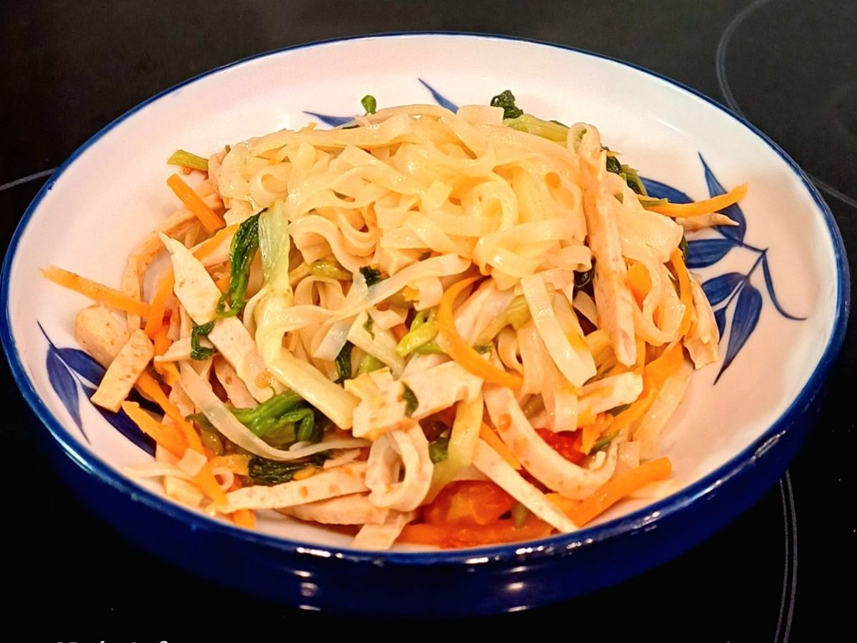 Bánh đa Quỳnh Côi xào giò, rau cần nước