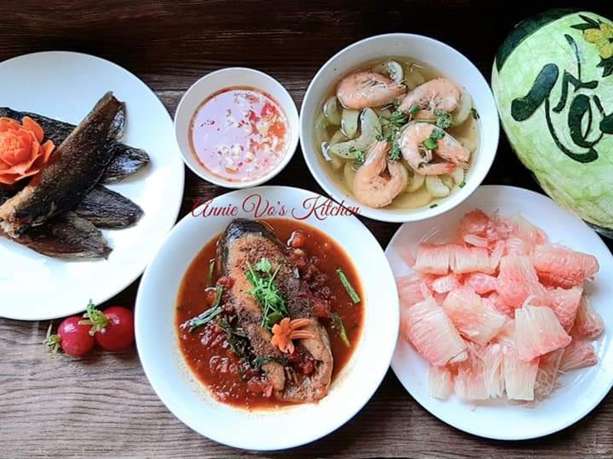 Cơm nhà có món cá, tôm