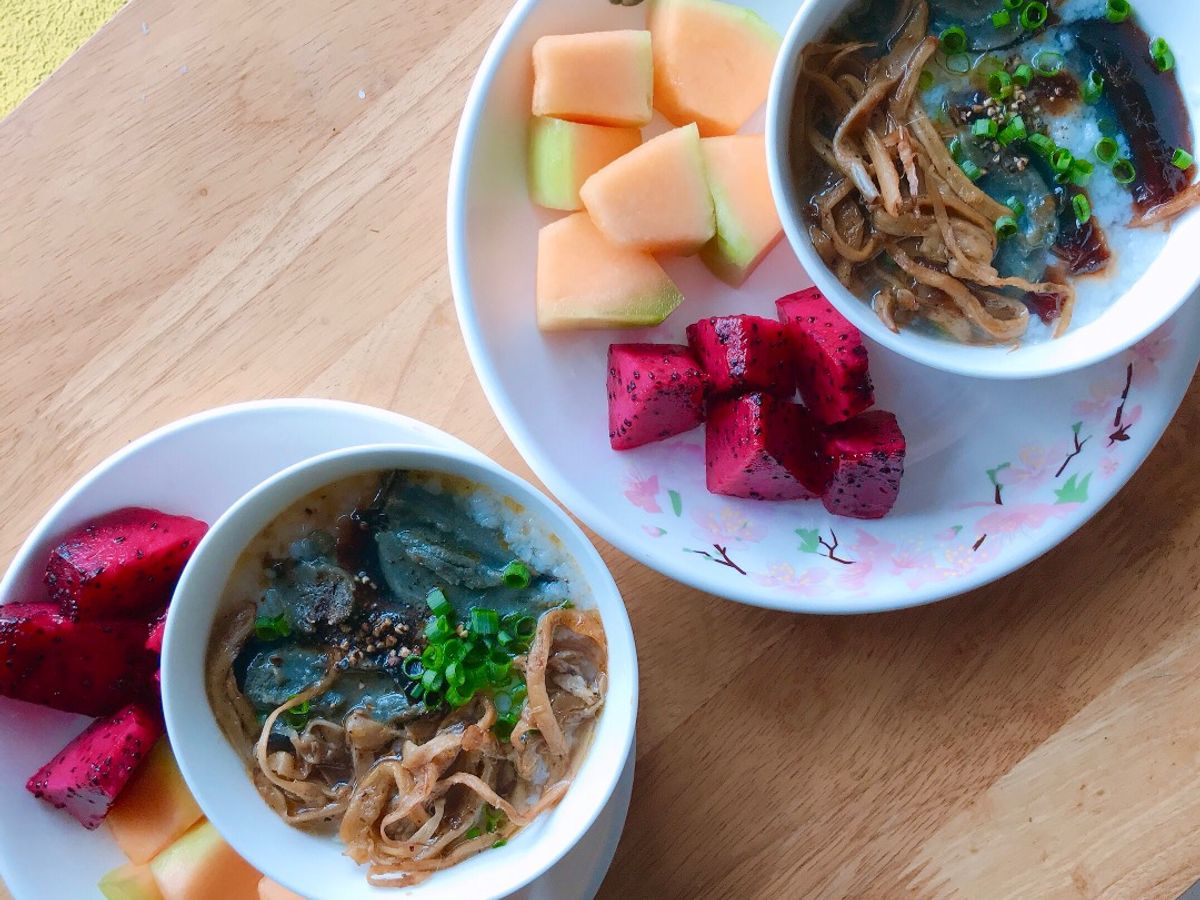 Eatclean - Bữa sáng - Cháo trắng nấm xào + trứng bắc thảo + trái cây