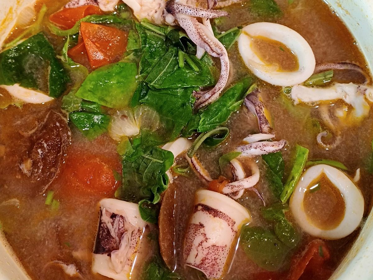 Mực nấu canh chua lá lốt