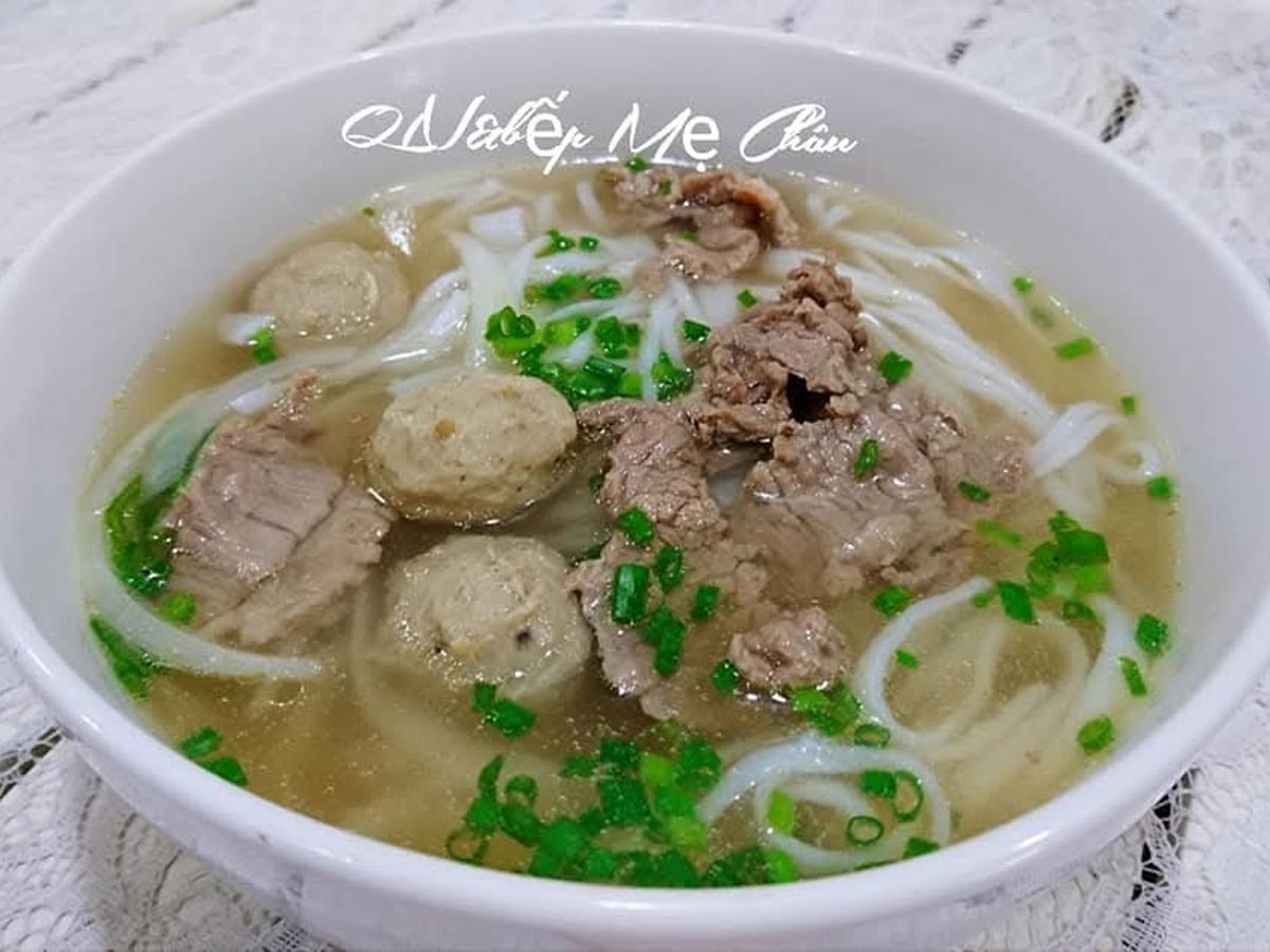 Phở tái bò viên đơn giản cho bữa sáng