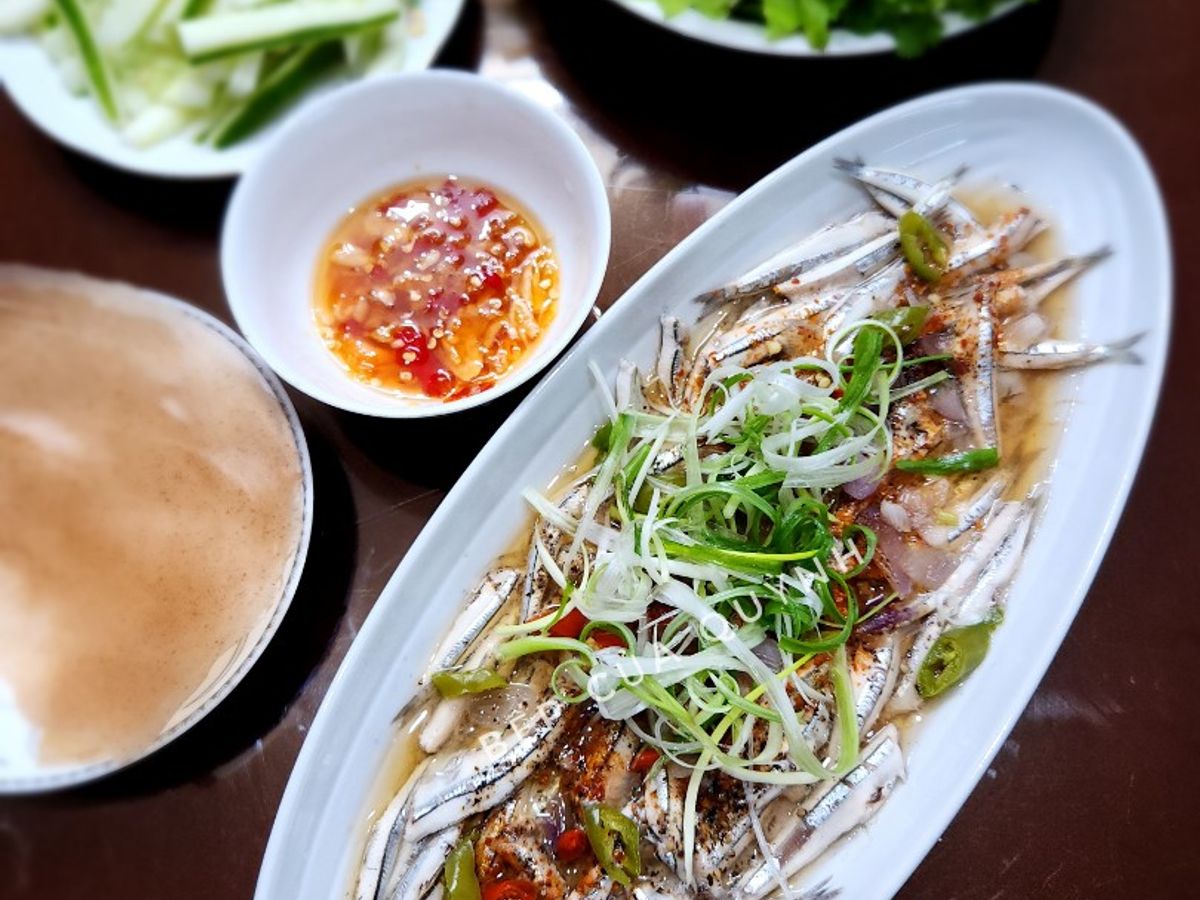 Cá cơm than hấp cuốn bánh tráng