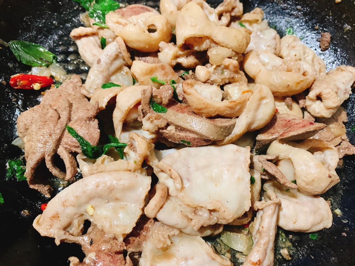 Lòng lợn xào rau răm
