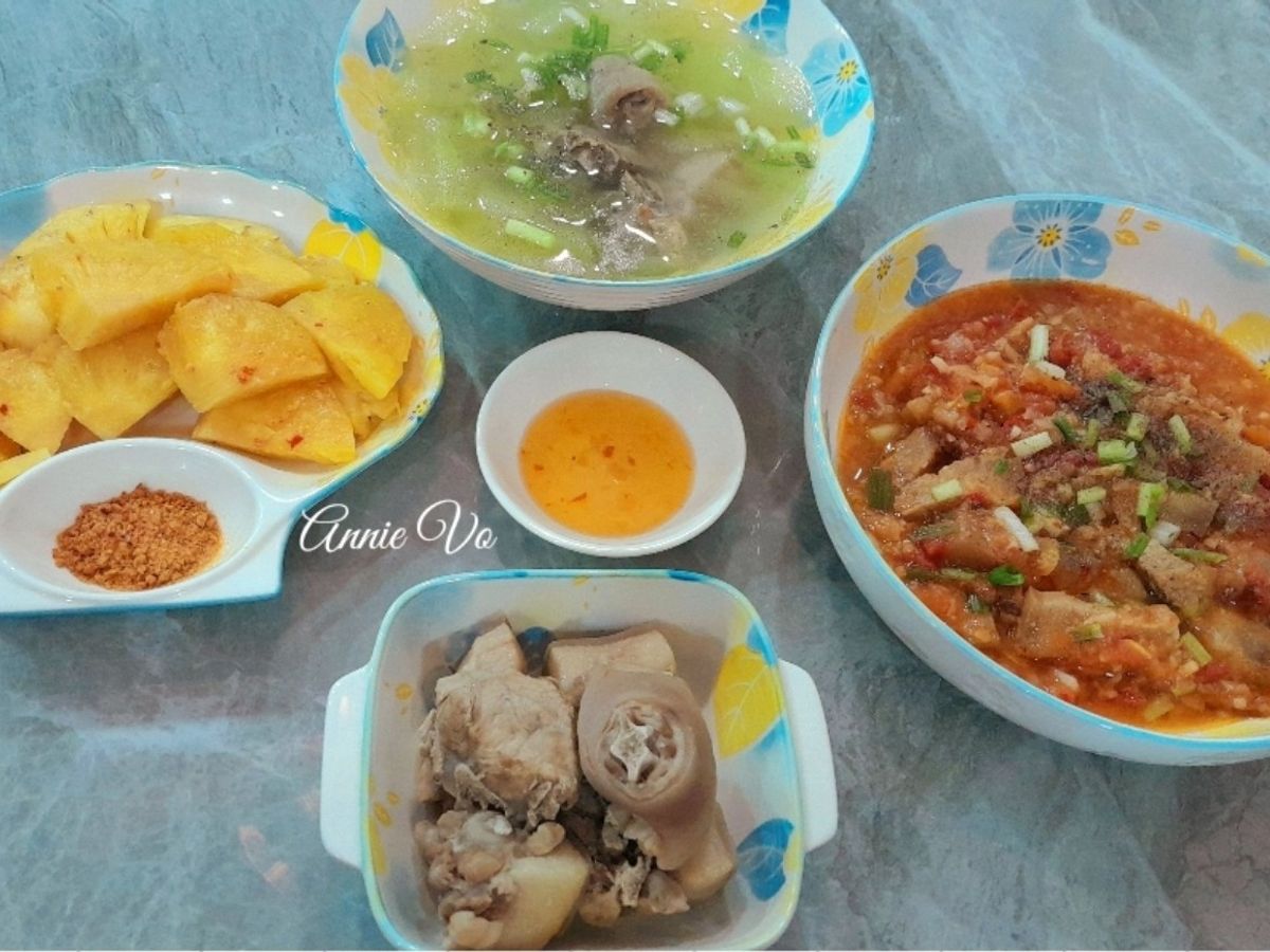 Bữa cơm gia đình với các món ăn từ thịt heo