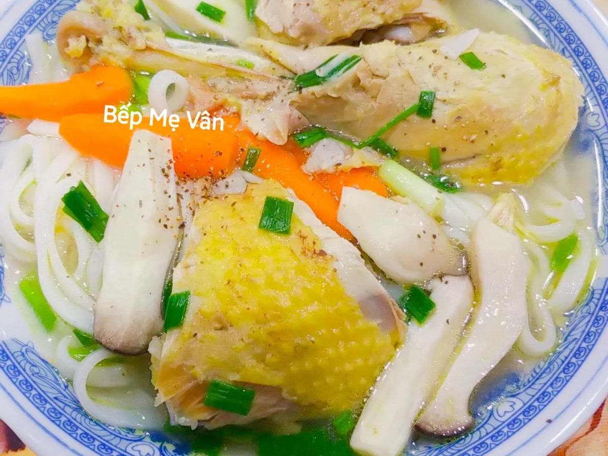 Bánh canh gà và nấm