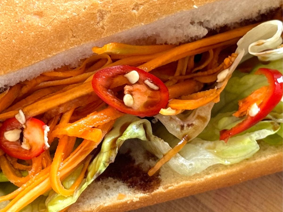 Bánh Mì Chay Kẹp Rau Củ Đơn Giản