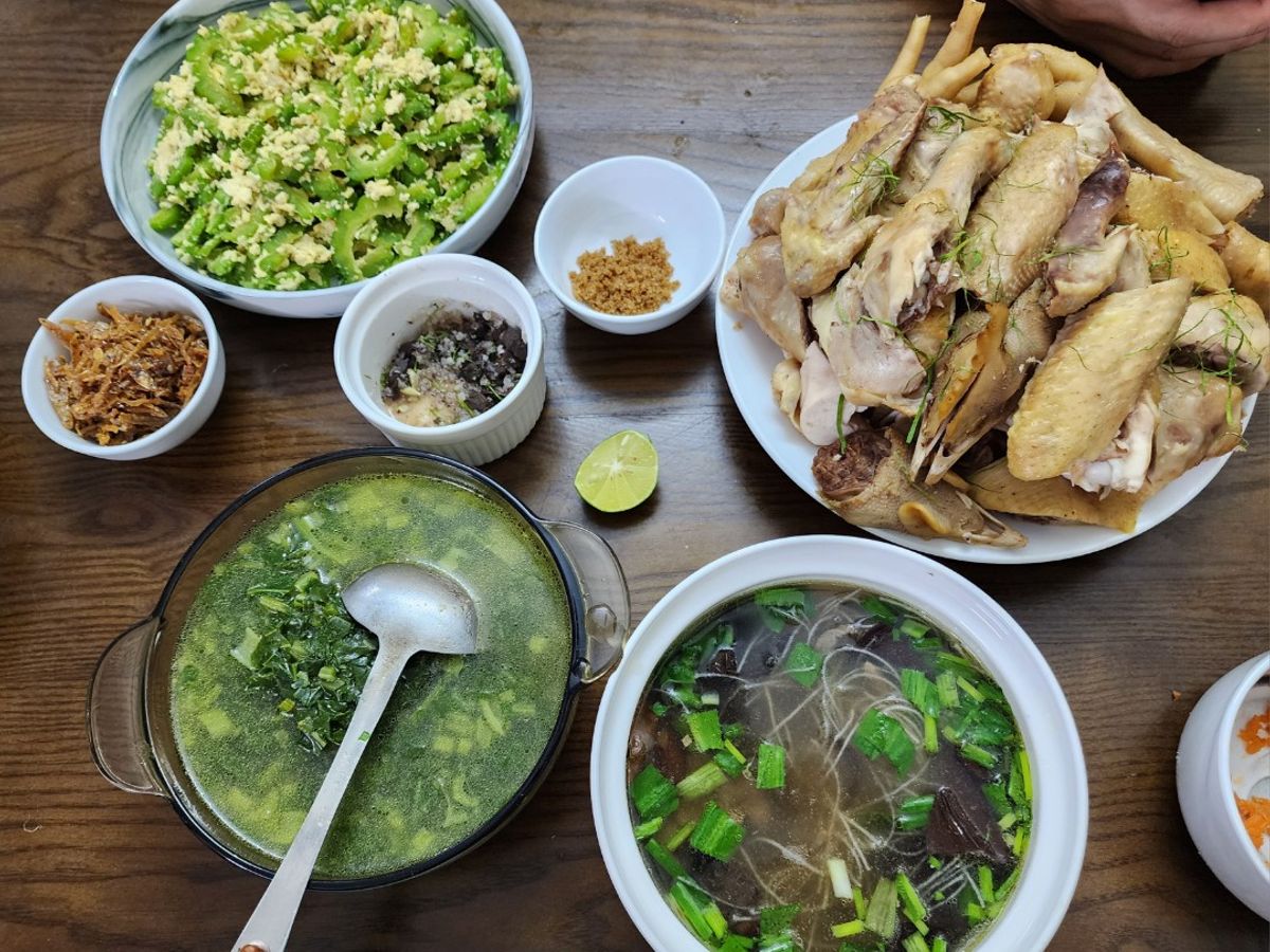 Mâm cơm gia đình với gà 3 món