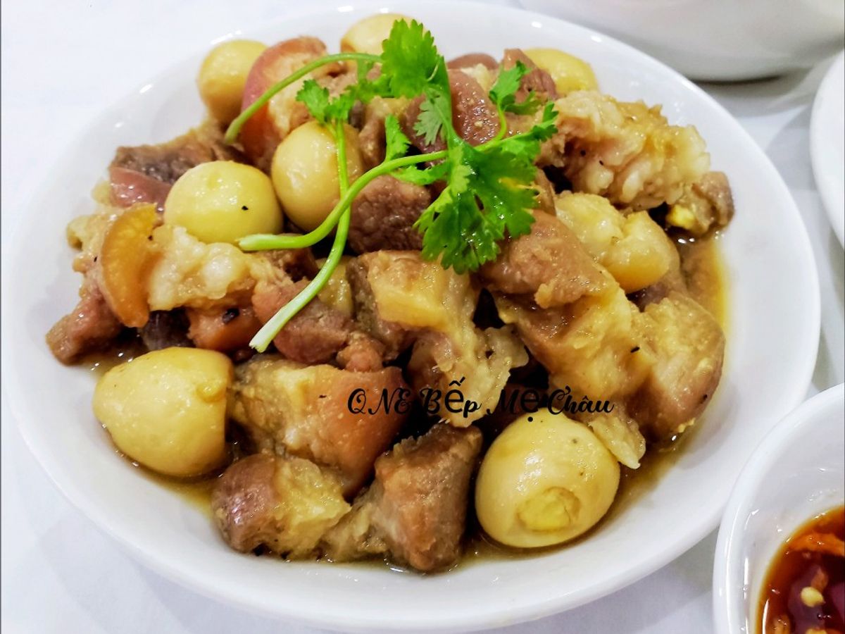 Thịt bắp giò heo kho trứng cút