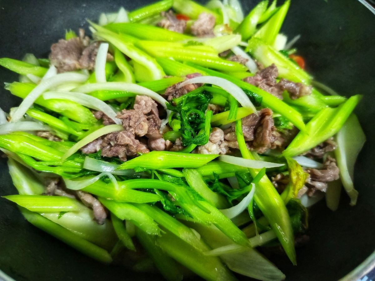 Thịt bò xào cần tây