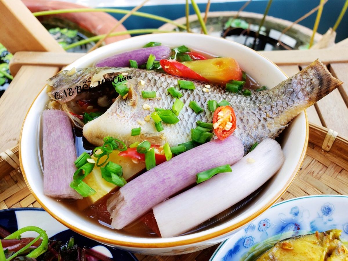 Canh chua cá rô bông súng