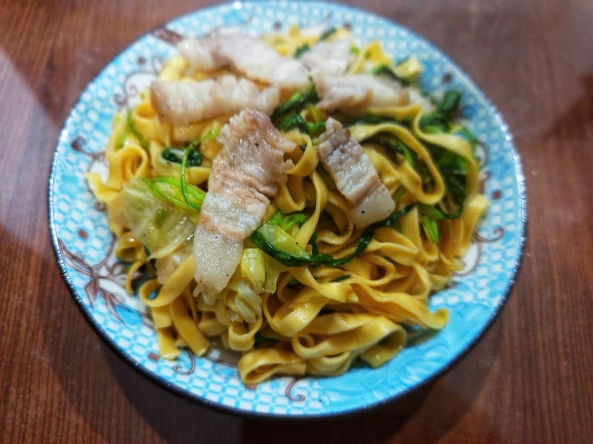 Mì trứng xào rau