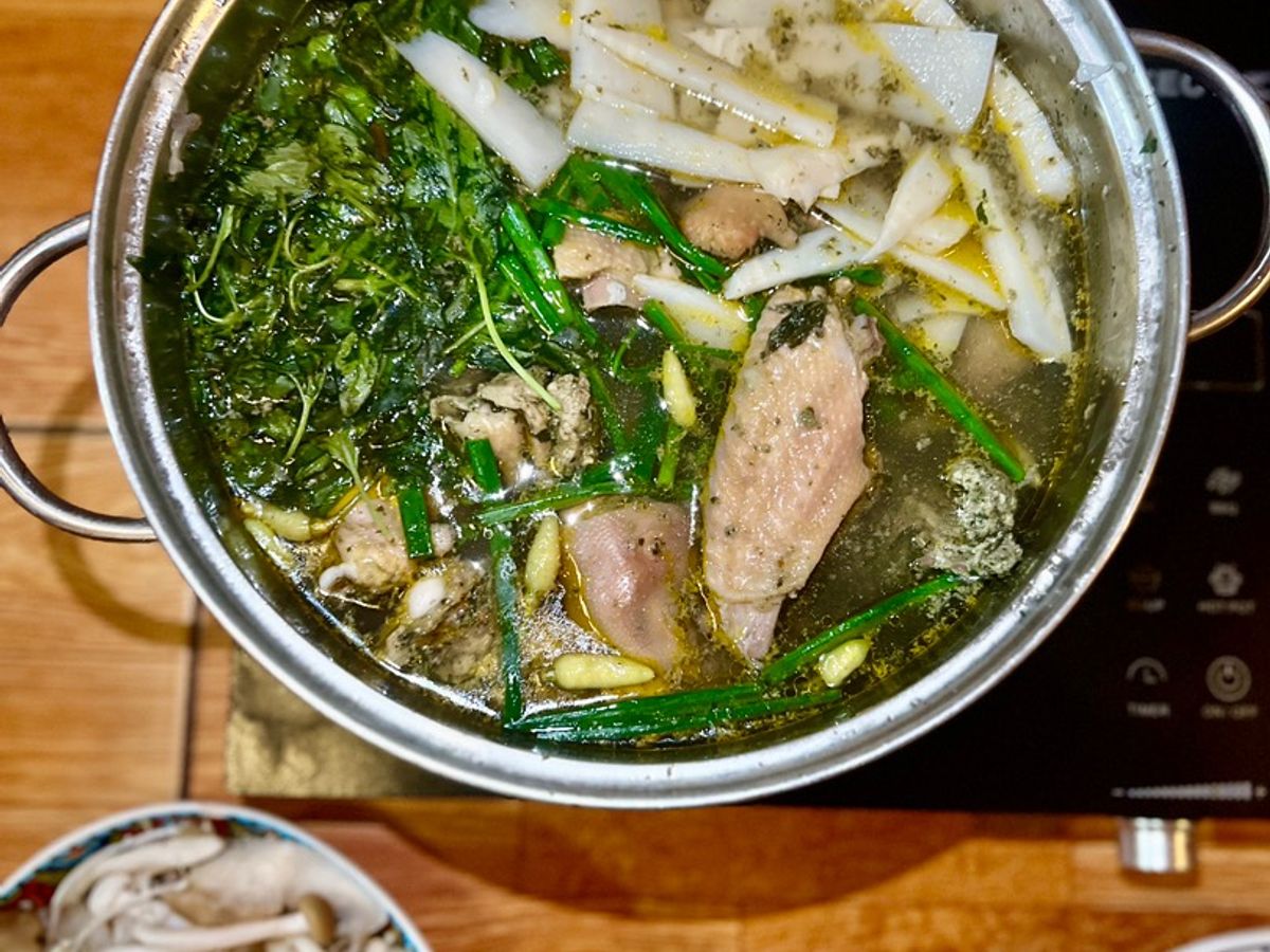 Lẩu Gà Lá É Măng Chua Ăn Kèm Các Loại Nấm