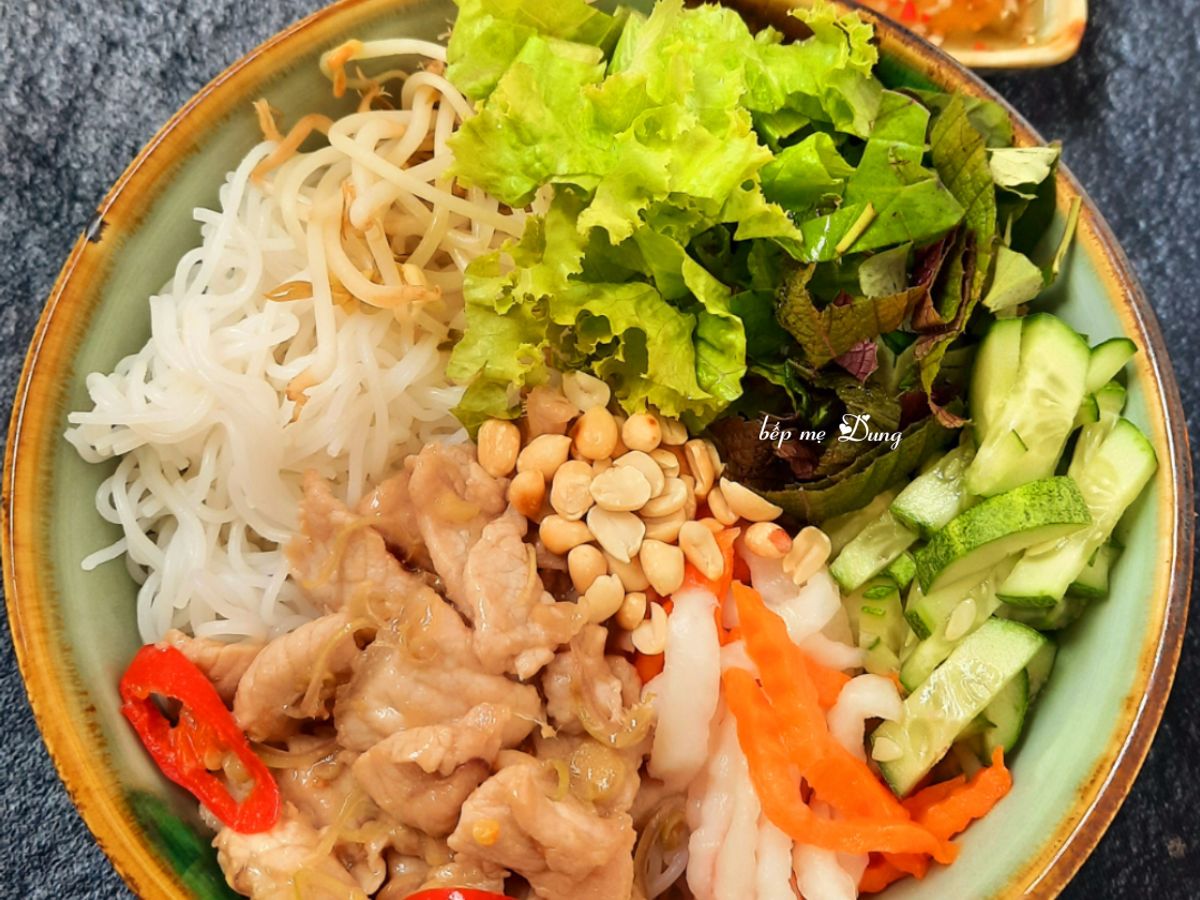 Bún trộn thịt heo