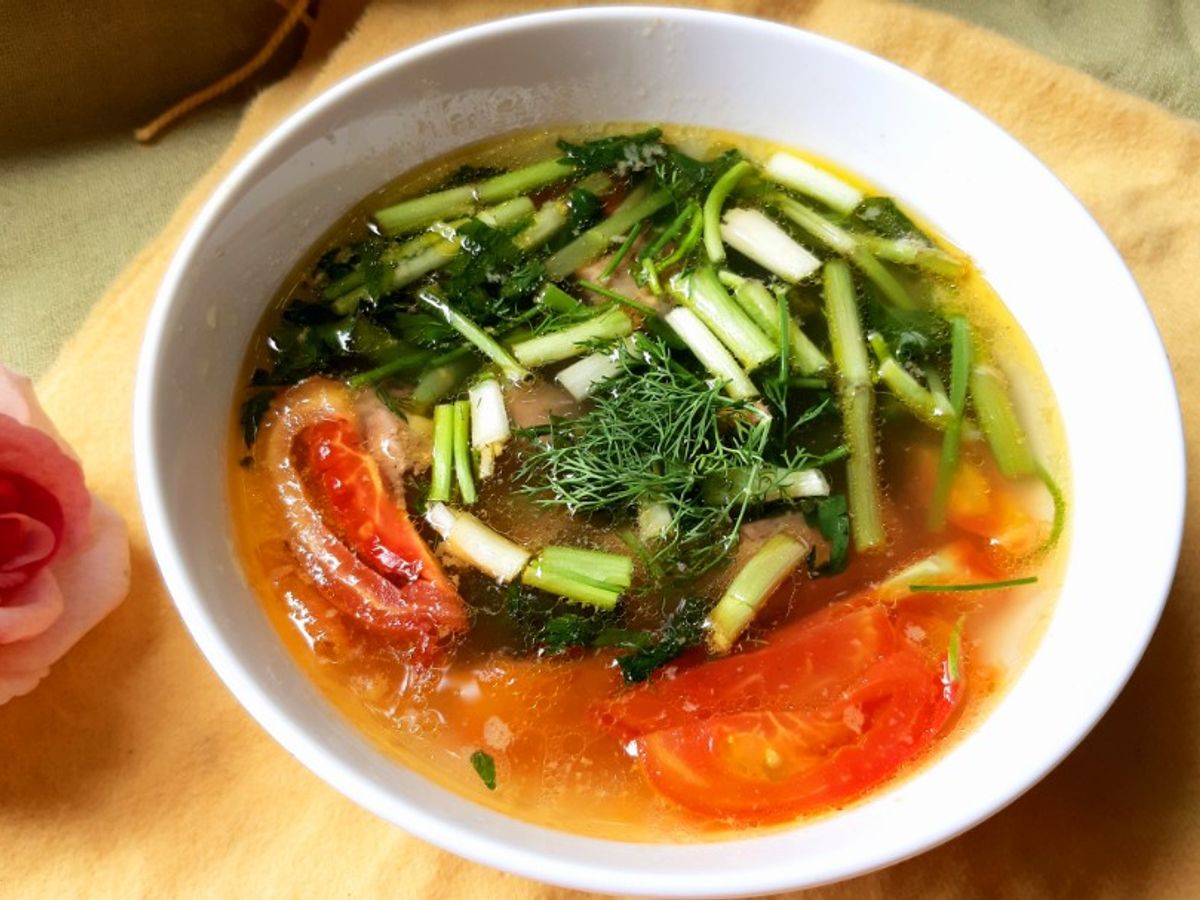Canh cá nấu rau cần nước