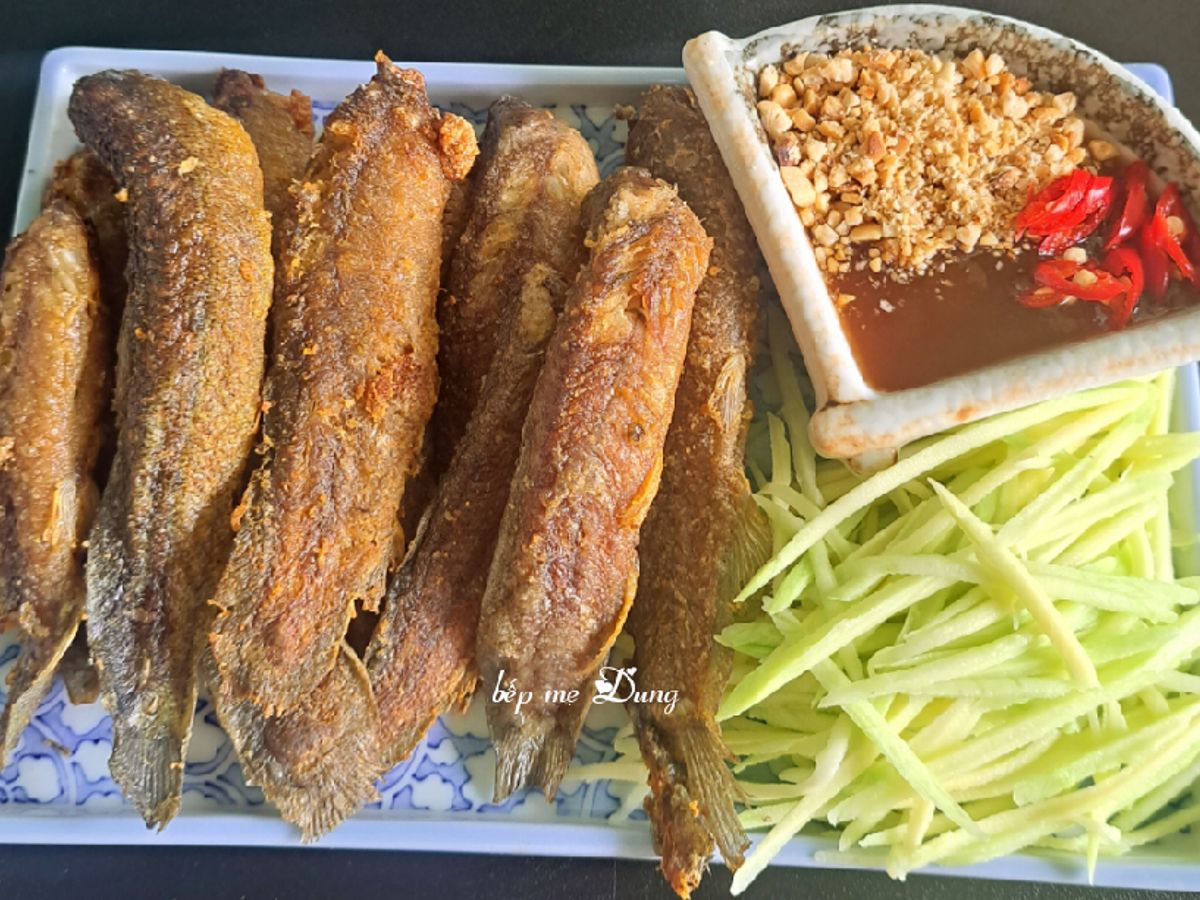 Cá chạch chiên giòn chấm mắm me