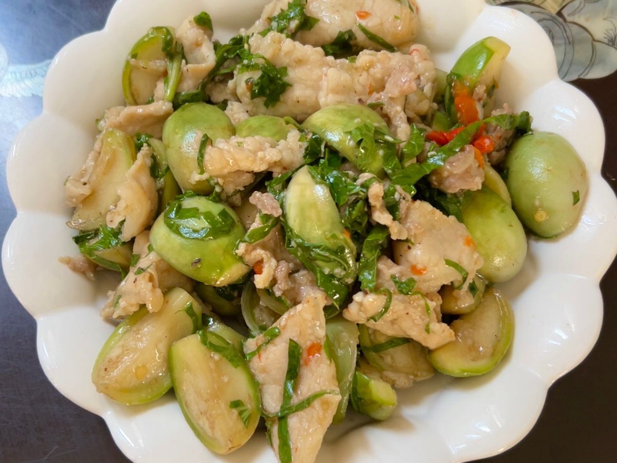 Cà pháo xào thịt lợn lá lốt