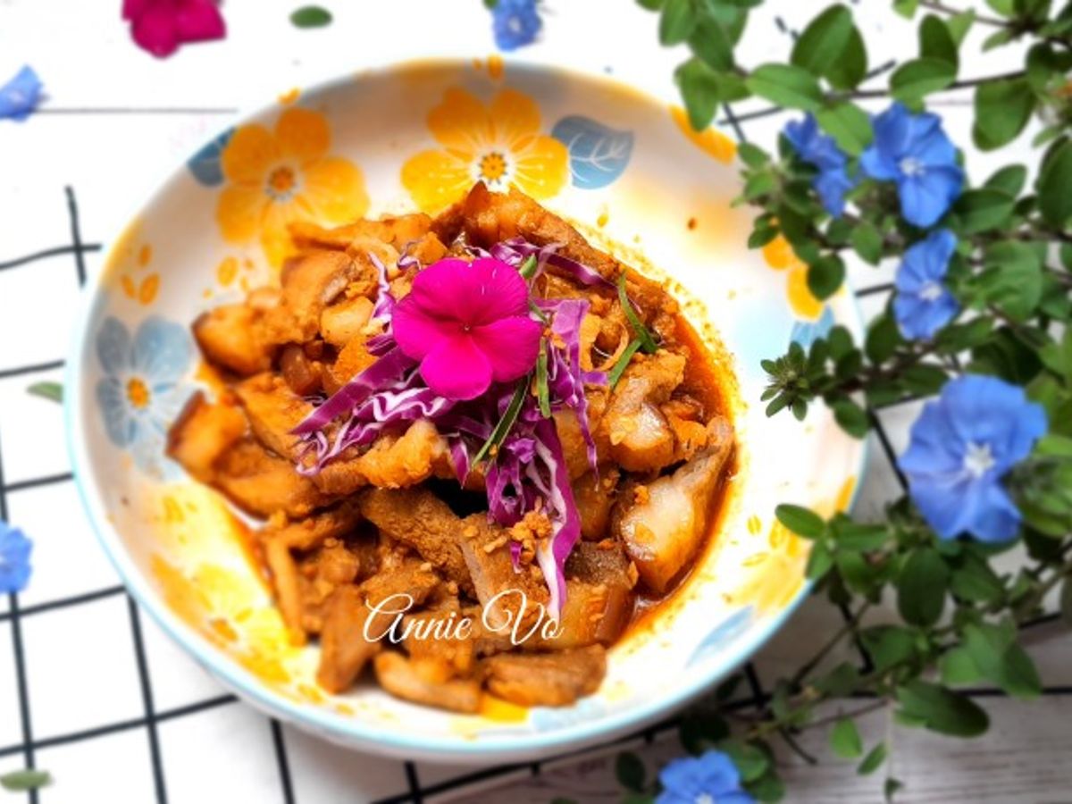 Thịt heo sốt me kèm bắp cải tím