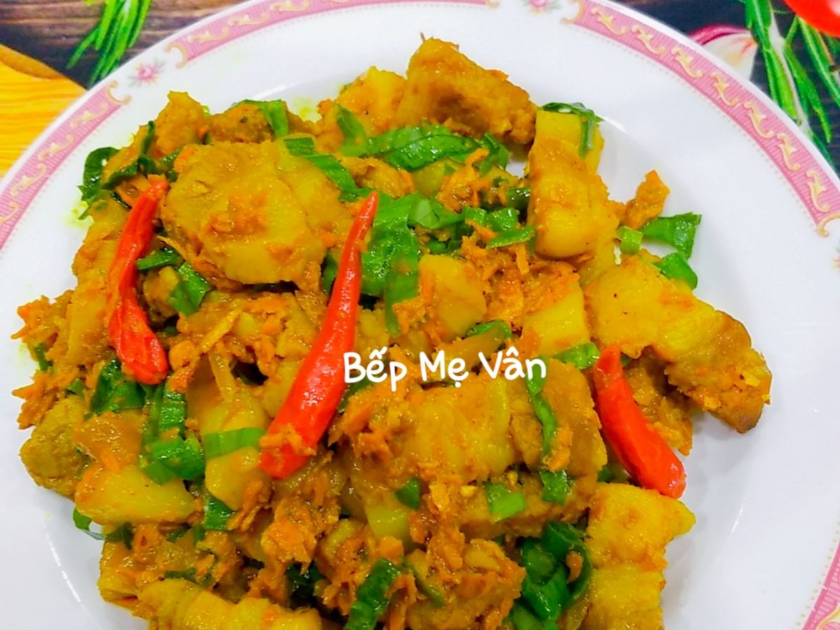 Thịt ba chỉ kho củ nghệ và lá nghệ