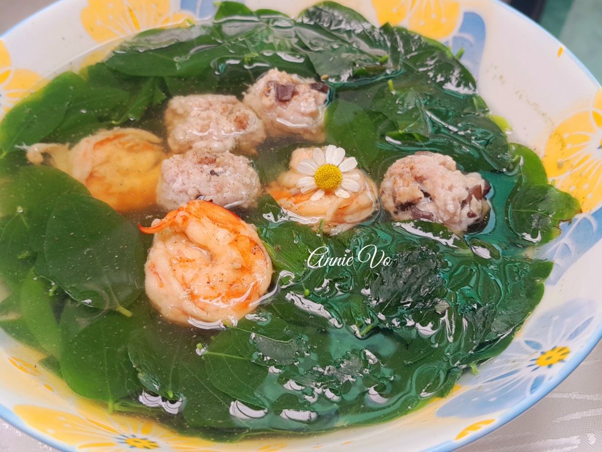 Canh rau ngót nấu tôm mọc