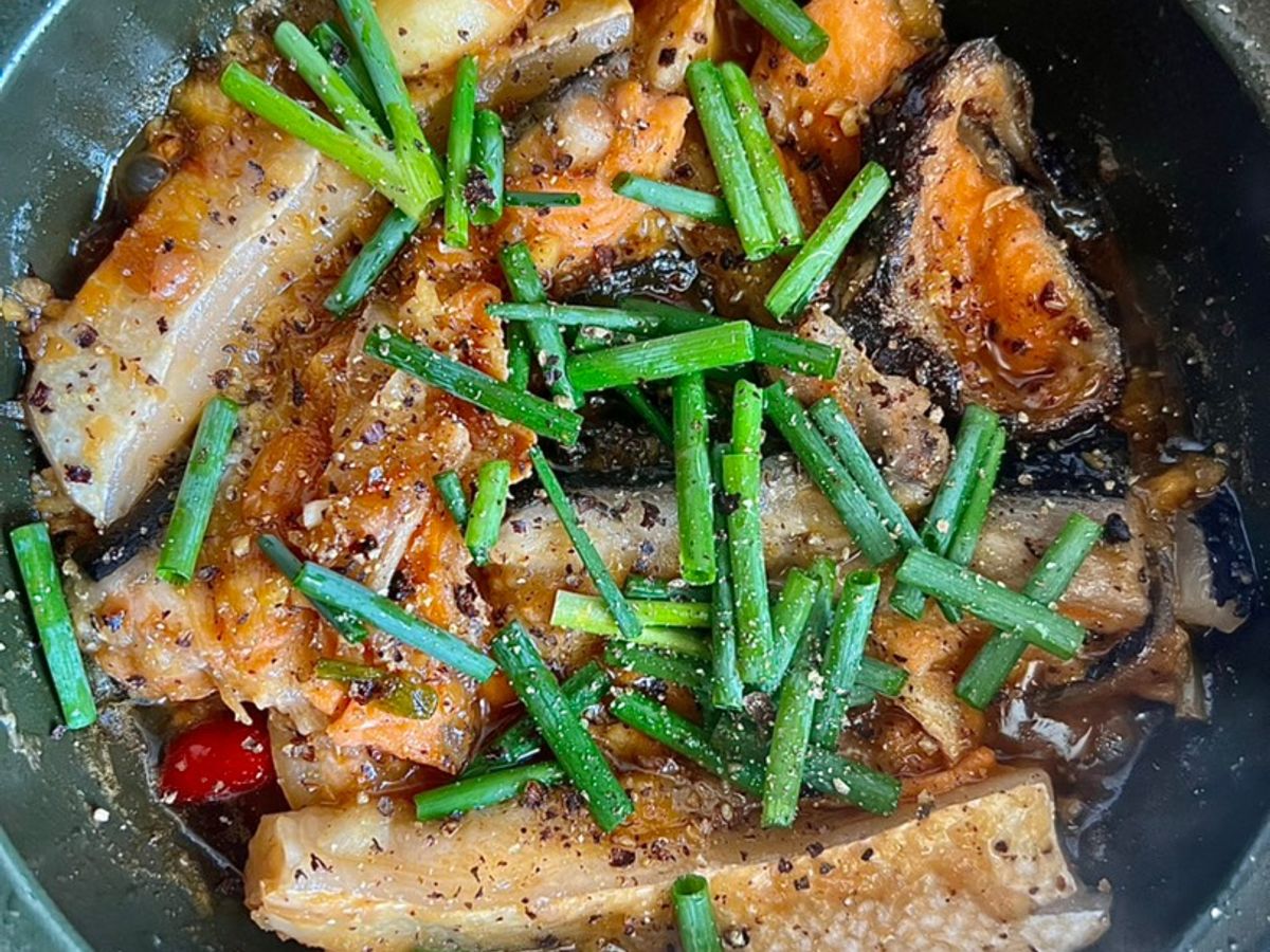 Lườn Cá Hồi Kho Tiêu Ăn Cơm Nóng Mùa Mưa Hết Sảy