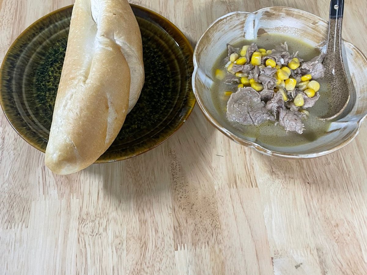 Thịt bò nấu sốt bơ tỏi ăn với bánh mì