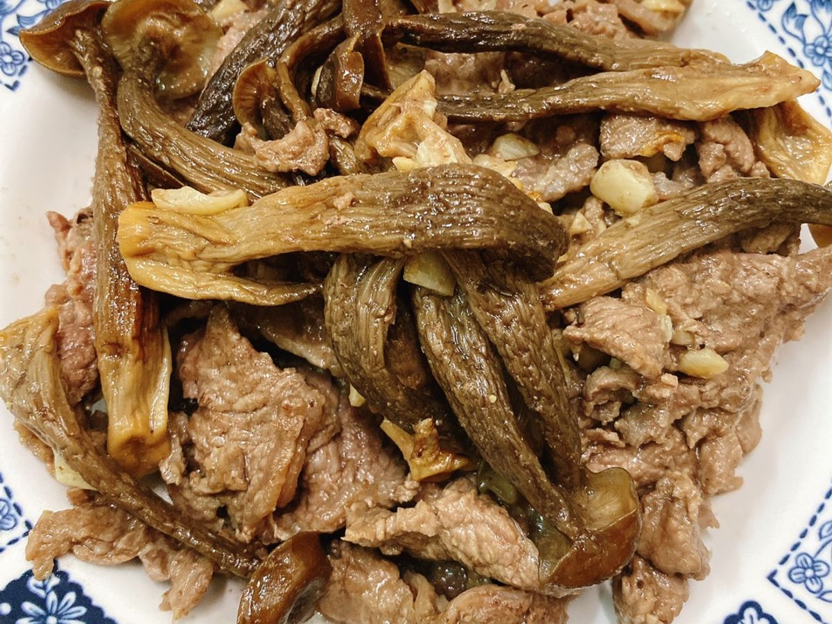 Thịt Bò Xào Nấm Lộc Nhung
