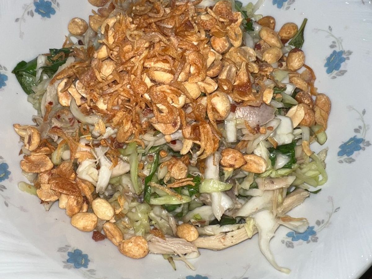 Gỏi gà bắp cải rau răm