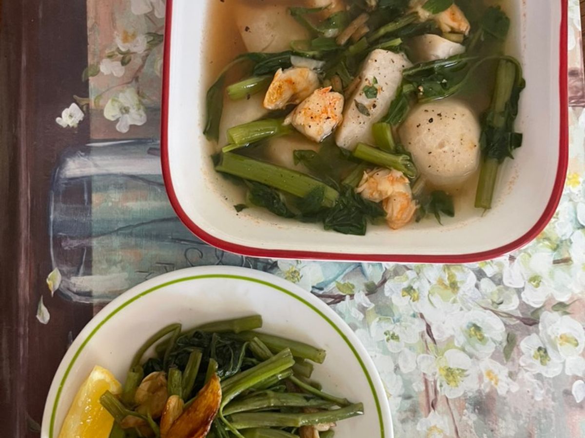 Rau muống nấu canh khoai, tôm và rau muống xào tỏi